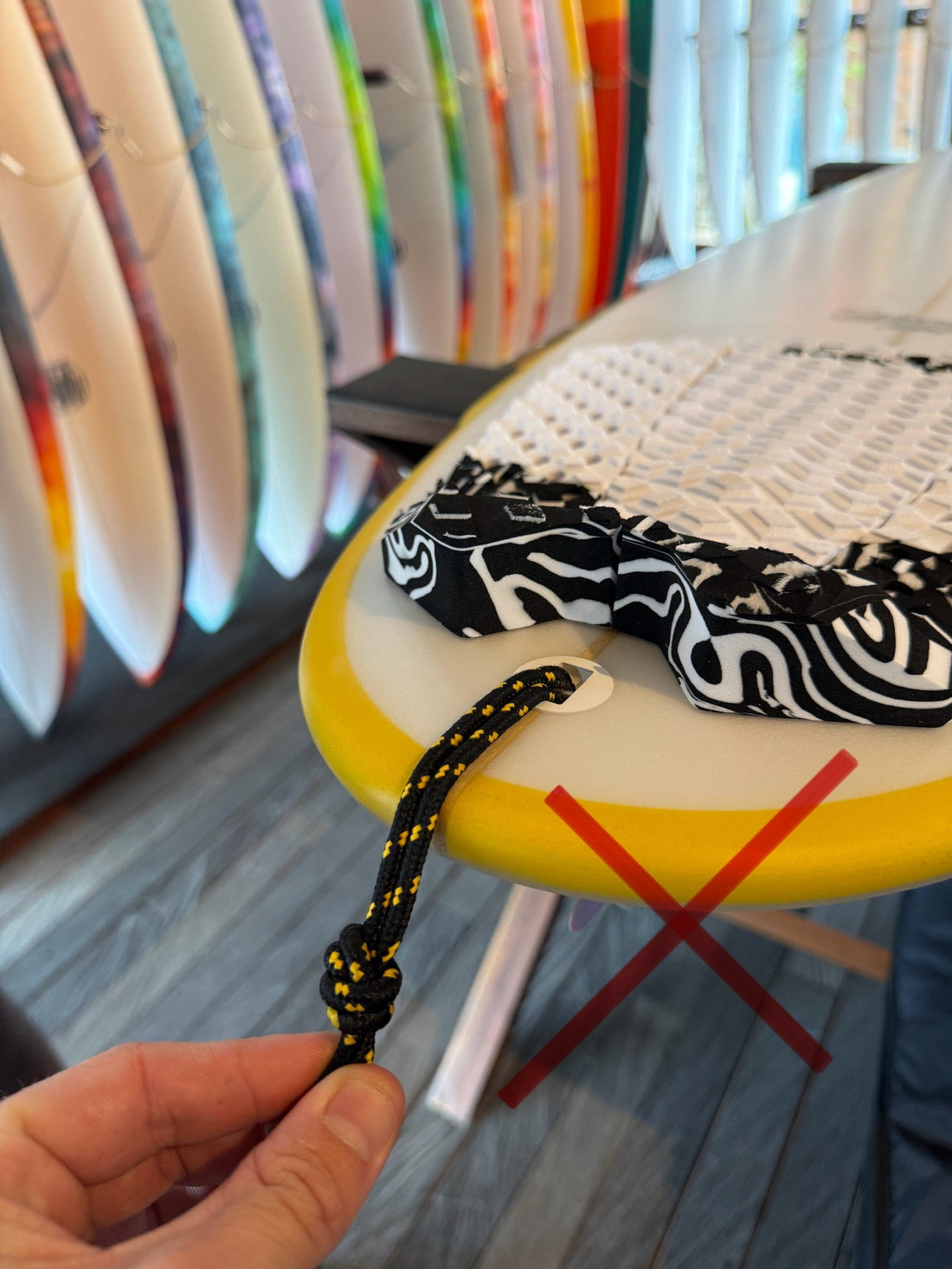 ¡Protege tu tabla de surf: La importancia del doble nudo! 🏄♂️🌊