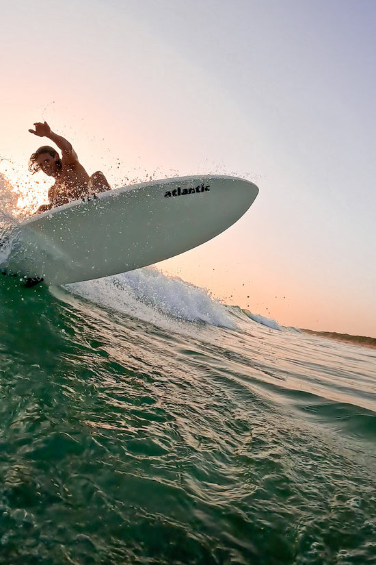 Surfista surfeando una ola perfecta
