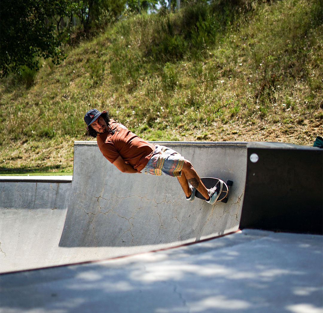 Patinando con el surfskate wood en Skatepark de Madrid